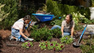 Lowe's SpringFest - customers mulching